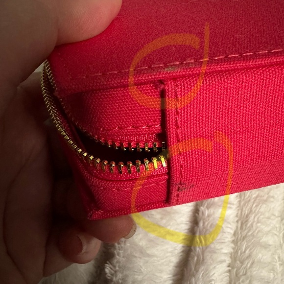 Valentino Lipsticks bundle Matte Blushing Nude 112R/Refill Satin Red 204R Pouch - Picture 16 of 16